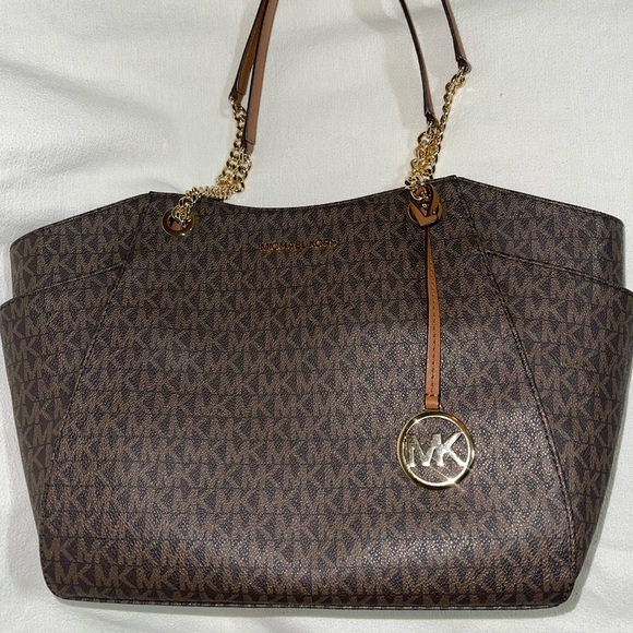 Small Michael Kors purse with gold chain handle - Picture 4 of 5